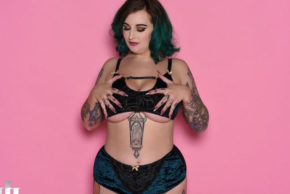 21P Voluptuous model Galda Lou gets rid of her lingerie & shows her inked curves