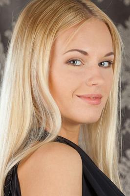 18P La hermosa joven rubia Xena dejando al descubierto sus grandes y perfectas tetas adolescentes para una sesión desnuda