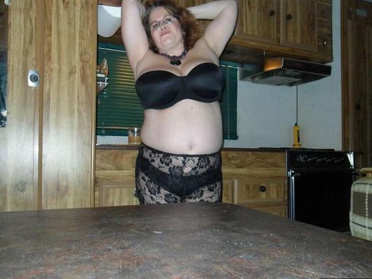 20P Amateur pumper Misha masturbates in a motorhome while sporting nipple clamps