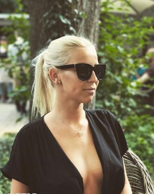 10P Une amatrice blonde de Slovénie prend des selfies en toute sécurité pour son travail dans quelques tenues