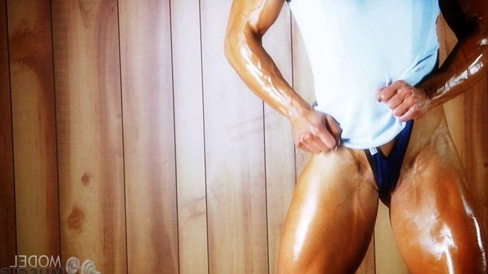 21P Bodybuilder Brigita Brezovac shows her oiled up muscular legs & cleavage