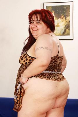 17P Obese female Timycat goes pussy to mouth on a sagging futon bed