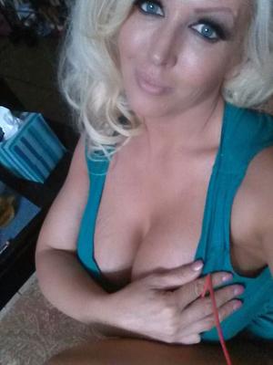 12P プラチナブロンドの悩殺アルーラ・ジェンソンが自撮りのために巨乳を晒す