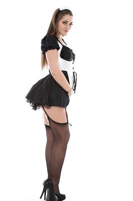 16P かわいいメイド、ダニ ダニエルズが素晴らしい制服とハイヒールでポーズをとる