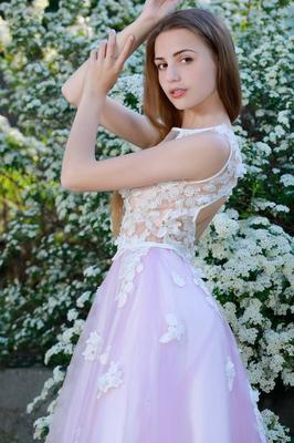 21P 天使のようなティーン、エル・タンが屋外で美しい裸体を隅々まで見せつける