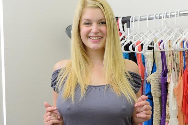15P La blonde aux gros seins Danielle montre ses gros seins et sa chatte chauve dans le magasin d'uniformes