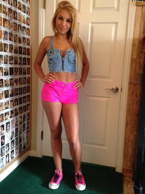 17P Candid behind the scenes footage with hot blonde pornstar Carmen Caliente