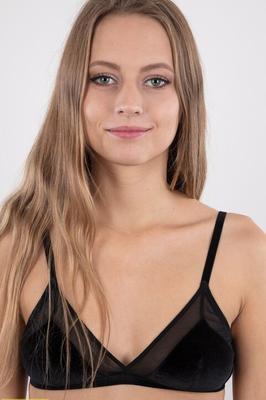 20P Tall teen Eliska stands totally naked while making her nude modeling debut