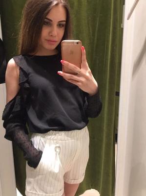 12P Sexy beauty Elle Rose takes a self shot or two to flaunt her sexy body