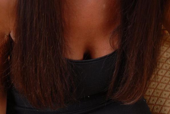 16P 巨乳ブルネットのキャシディがカメラでこのかわいいガラスのディルドをしゃぶっています