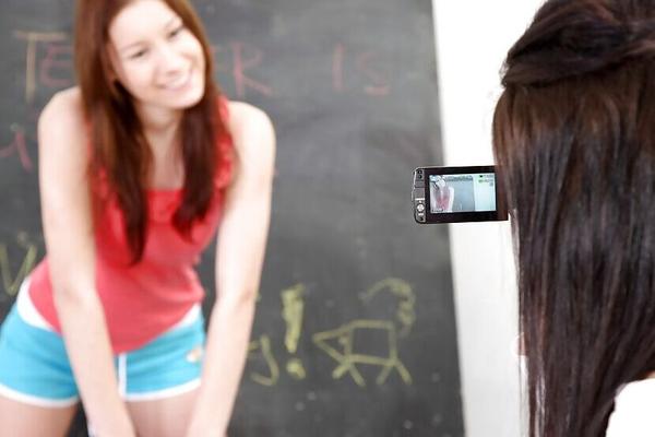 16P エッチな女子高生が裸になってカメラの前でスリットを弄る