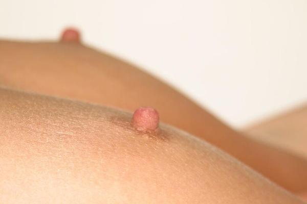 16P 素人娘カリがパイパンまんこを弄りながら勃起乳首を責める