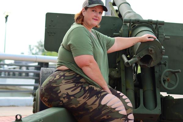 12P Obese amateur Goddess Pear models for a SFW shoot on an artillery gun in camo