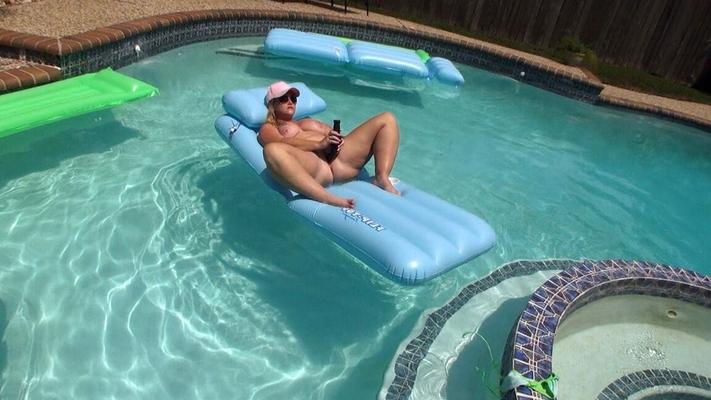 17P Fat amateur Dee Siren masturbates on an air mattress in a swimming pool