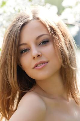 18P Smiley faced teen Nikia A removing dress for outdoor glamour spread