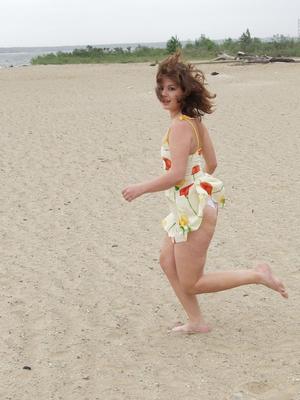 16P Chica blanca se adentra en las olas del océano antes de mostrar sus tetas y su chocho