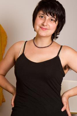 19P Dirty chick with big tits Sarah S lifts her arms up and shows hairy armpits