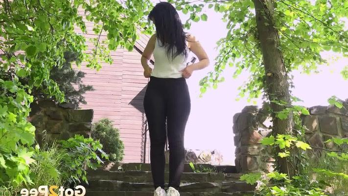 15P A mulher latina Alex Black abaixa as calças de ioga para fazer xixi urgente nos degraus