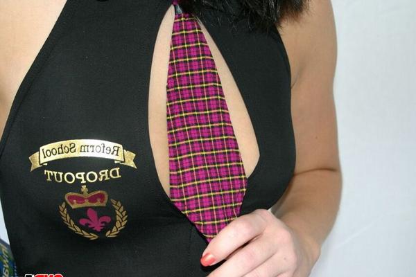 12P Amy liebt es, in ihrem süßen kleinen Schulmädchen-Outfit ein echter Hingucker zu sein