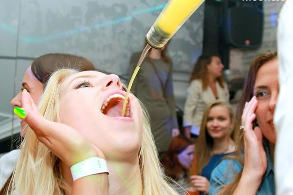 15P パーティーの女の子がチンポをしゃぶる前に酔っぱらって踊り出す