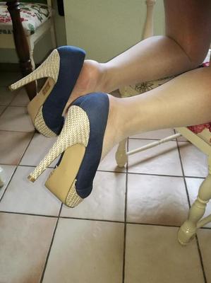 20P Old woman Caro pulls down her pantyhose in high heels at kitchen table