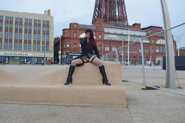 20P 熟女露出狂バービーふしだらな女が公共の場でおっぱいと陰部を露出