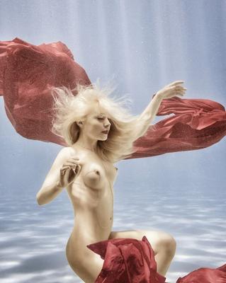 10P Hot blond Amber Bassick sinks to the bottom of a pool for a nude Playboy shoot