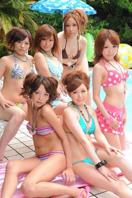 15P Sweet Japanese girlfriends in sexy swimsuits flaunt their beauty poolside