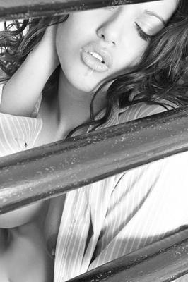 16P Erotic MILF temptress Sunny Leone teases hotly with her medium tits