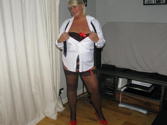 20P Older amateur Chrissy Uk parts her pussy lips in a corset and nylons