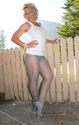 17P Hot MILF with a bubble ass Lady Arria flaunts her curves in the back yard