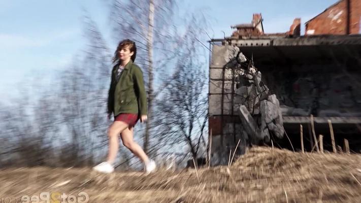 15P 白人女性のリタが廃墟の住居の近くで切実に小便をする