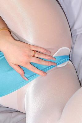 12P 熱い赤毛のアンバー コーエンが光沢のあるパンストを履きながら小さなおっぱいを披露