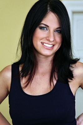 16P 巨乳のヨーロッパ人少女がカメラに向かってパイパンを広げて見せつける