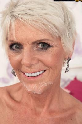 16P 50歳以上の短髪女性ニコル・マンドルラがオーラルセックスで男を起こす