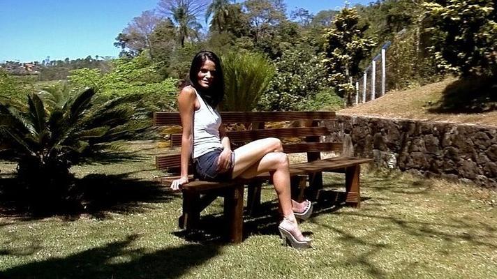 16P 脚の長いラティーナひよこがショートパンツを脱いで屋外で彼女の裂け目をからかう