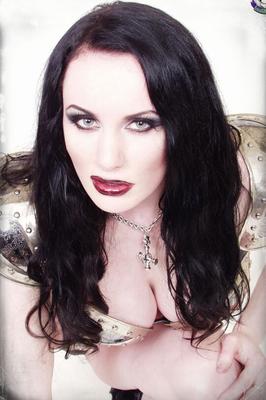 15P British model Morrigan Hel shows her bare ass an armor-plated fantasy wear