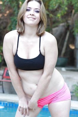 16P-Pornostar Sierra Sanders befreit saftigen Arsch aus rosa Höschen am Schwimmbad