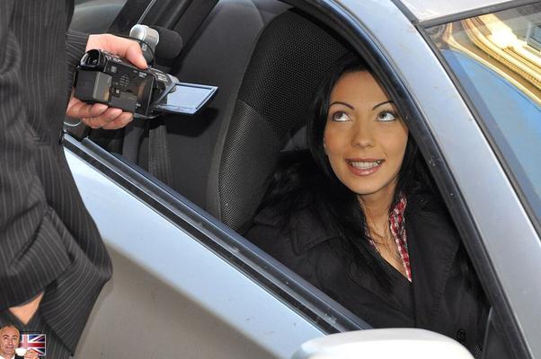 11P Une salope en chaleur ramasse son sugar daddy dans la voiture et suce sa bite de vieil homme