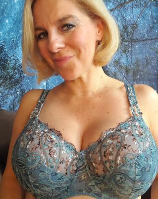 18P Stunning mature blonde flaunts her huge cleavage and sexy ass in a solo