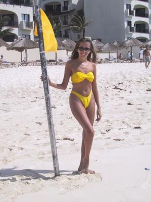 21P Attractive MILF Lori Anderson flashes her tits while posing in her sexy bikini