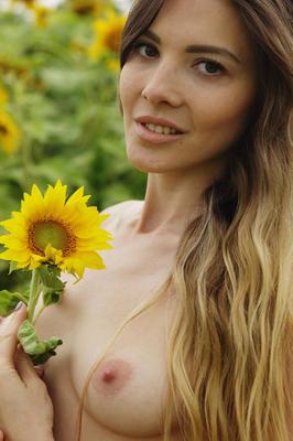 21P Goddess Nudes Kira T
