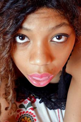 16P Ebony amateur chick demonstrates sexy feet and shows her narrow holes