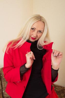 15P Mature housewife with long blond hair doffs black skirt to show thong clad ass