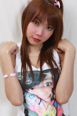 17P 赤毛アジア人ニューハーフがパンティからチンポを取り出しベッドで愛撫