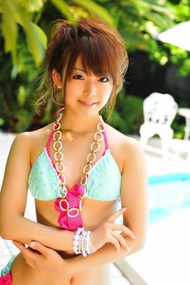 12P Entzückendes japanisches Mädchen präsentiert einen hübschen Bikini auf einer Terrasse am Pool