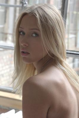 17P 自宅で披露する自然なおっぱいの金髪ロシア人少女ティーナ・ドリー