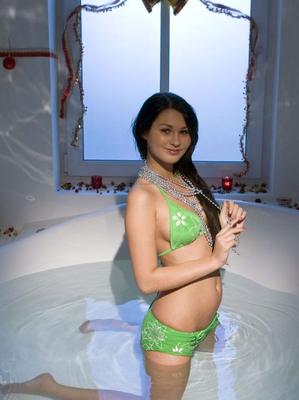 16P アントニアの素敵な乳美女がジャグジーで遊んでおっぱいを見せる