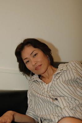 16P いたずらなアジア人熟女がスカートを脱いでマンコのバイブを楽しむ