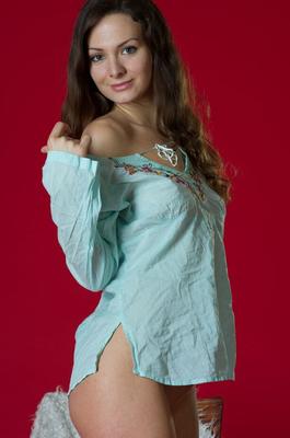 16P Solo girl Indy Z holds a conch shell while getting completely naked